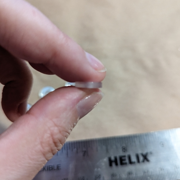 BUTTONS Round Iridescent Pearlized 2-holed 1/2" (10) - Picture 5 of 5